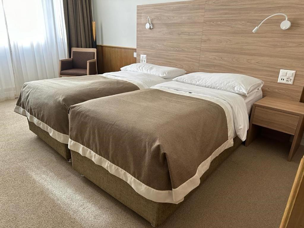 Twin Room,1516391431:JPEG